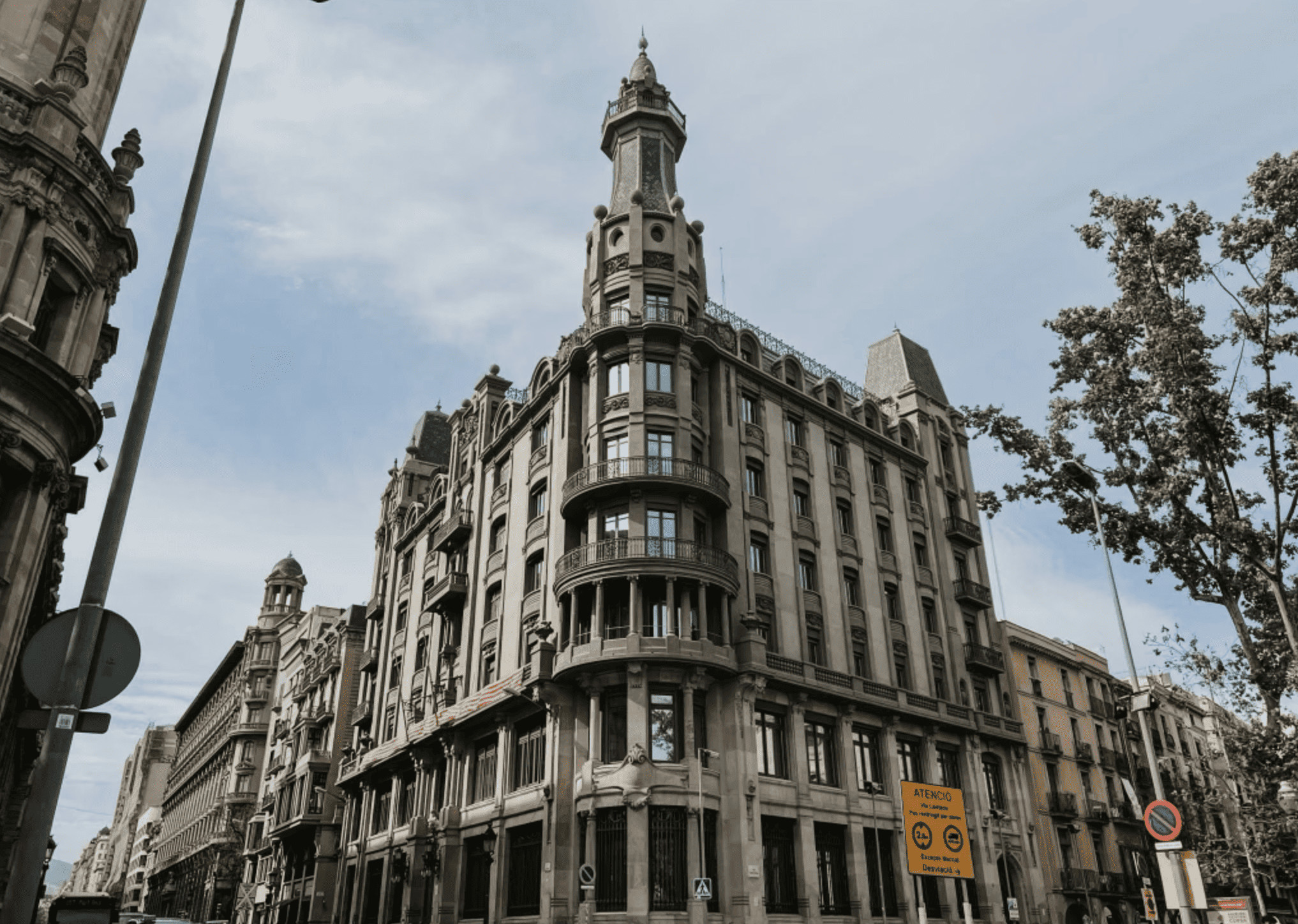 This is an image of a street corner in Barcelona. It shows on of Barcelona's beautiful historic buildings